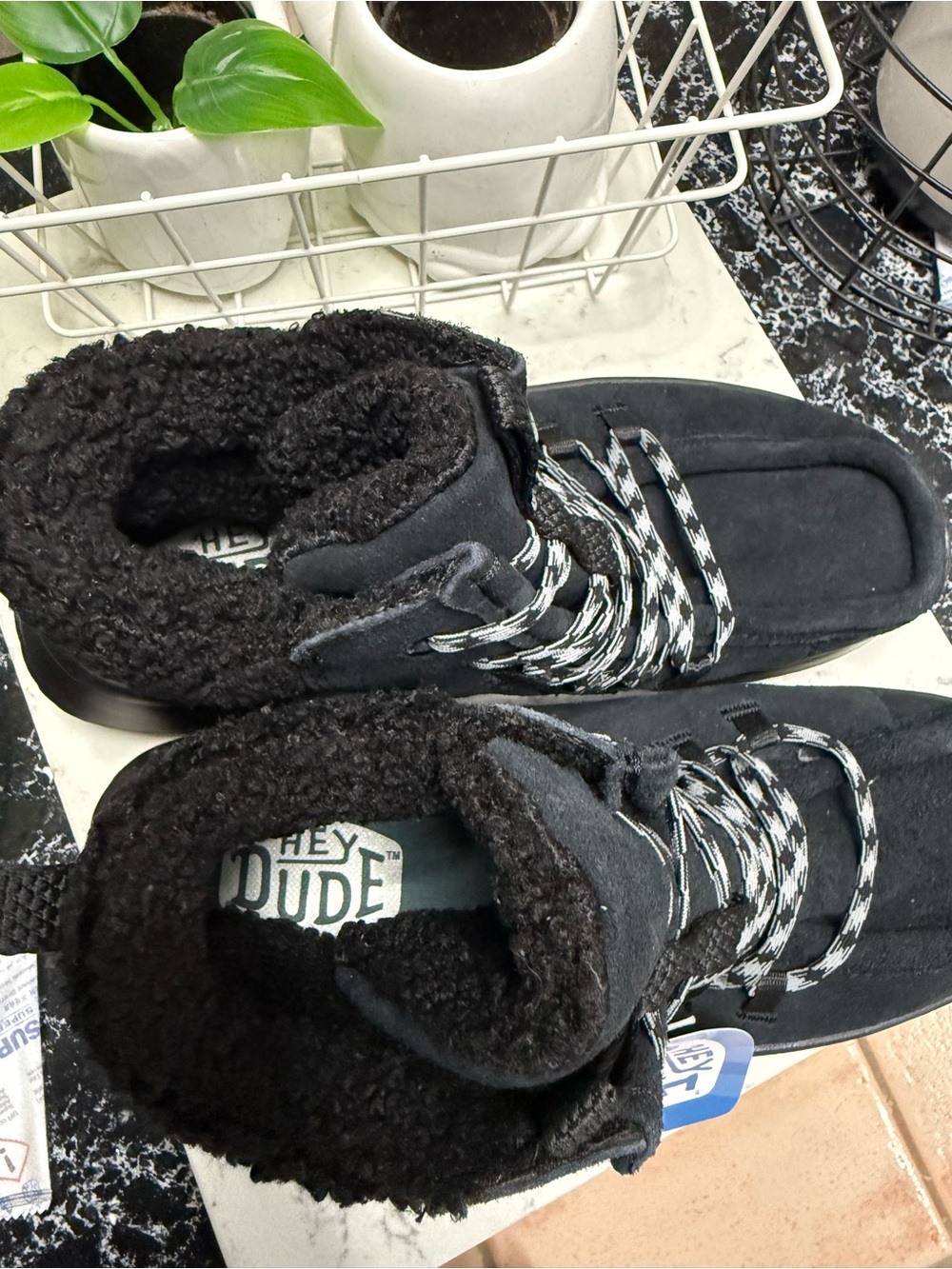 Hey dude women’s  Black Fleece-Lined Winter Sneakers - Picture 4 of 7